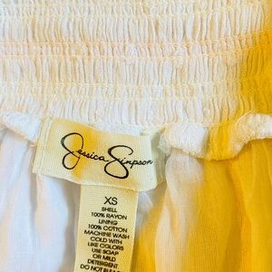 It is a very fresh fabric dress and has some beautiful details,❤️